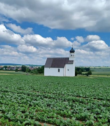 Foto von Kleine Kirche am Feld, hochgeladen von FPV-SPOTS-GERMANY